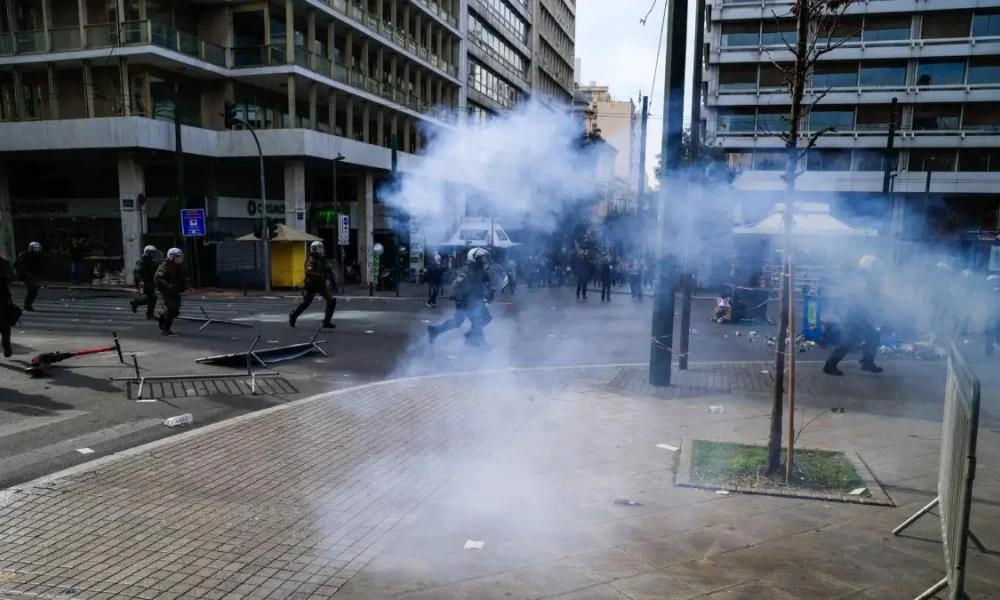 Επεισόδια στο σύνταγμα: Η στιγμή που κουκουλοφόρος φτιάχνει βόμβα μολότοφ για να την ρίξει στα ΜΑΤ